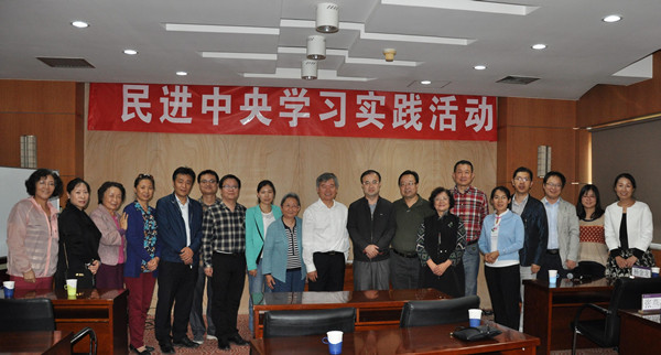 　9月29日下午，民進(jìn)中央常委、清華大學(xué)政治經(jīng)濟(jì)學(xué)研究中心主任、清華大學(xué)教授蔡繼明與學(xué)習(xí)實(shí)踐活動(dòng)聯(lián)系點(diǎn)民進(jìn)清華大學(xué)基層委員會(huì)會(huì)員座談。