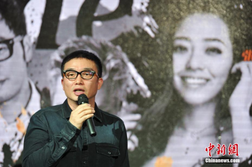 馮軻10月9日出席發(fā)布會，安慰張靚穎。 <a target='_blank' href='http://www.chinanews.com/'>中新社</a>記者 劉忠俊 攝