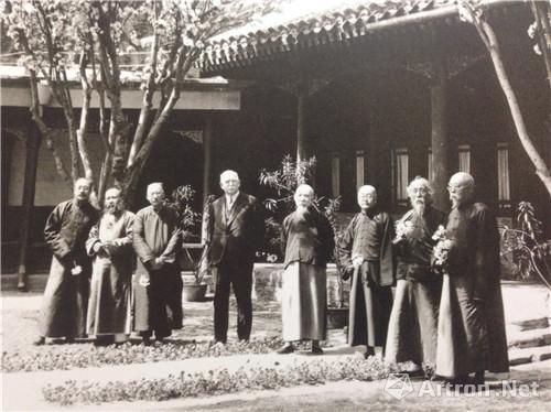 　　附圖14、1938年，周肇祥（右三）與張大千（左二）等名流在北平故宮合影（左起：于非闇、張大千、黃賓虹、福開森、錢桐、周肇祥、徐世昌、江朝宗）