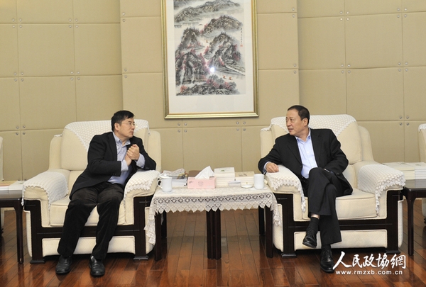 北京市東城區(qū)政協(xié)主席邵鵬（右）與人民政協(xié)報(bào)社黨組書(shū)記、總編輯周北川