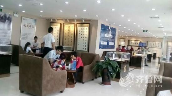 位于濟寧市萬達廣場寫字樓21樓，名叫濟寧圣雅文化的收藏品公司（視頻截圖）