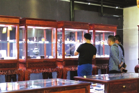 玉石雕刻精品展布展現(xiàn)場(chǎng)。 