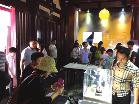 個(gè)人玉雕藝術(shù)展在寒山寺與游客見面。 