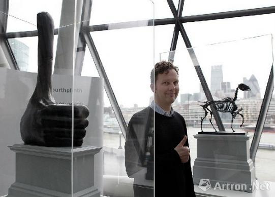 大衛(wèi)·史瑞格（David Shrigley）銅雕《非常好》（Really Good）。