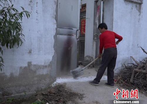 南京眼鏡蛇幼蛇逃逸曝光40小時(shí)，當(dāng)?shù)鼐用窦壹覒魬羰曳忾T窗?！±铉?攝