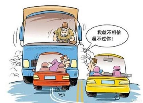 新手女司機(jī)嫌公交車(chē)速度慢 彎道超車(chē)惹出事故
