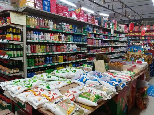 16日21時，三亞第三農(nóng)貿(mào)市場文通超市生活必需品充足。林詩婷攝