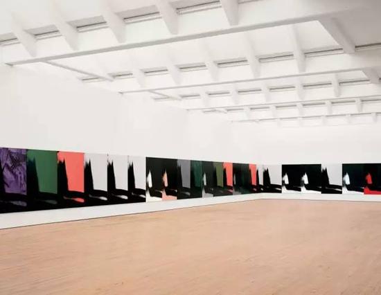 　　《影子》也曾在美國Hirshhorn的環(huán)形展廳進(jìn)行過展示 Installation view of Andy Warhol： Shadows at the Hirshhorn， September 25， 2011–January 15， 2012。 Photo： Cathy Carver。