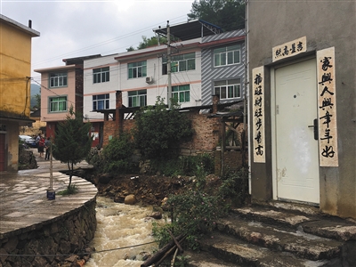 9月29日，周炳耀家后面的莊里溪。9月15日，周炳耀清理涵洞淤塞物時，從橋上落水。A16-A17版攝影（除署名外）/新京報記者 唐愛琳