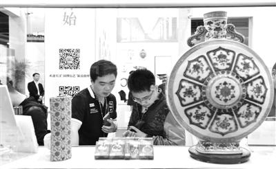 在今年4月份舉行的浙江第11屆中國(義烏)文化產(chǎn)品交易會的中國國家博物館展區(qū)，以“文物元素”為主線，呈現(xiàn)了多類藝術(shù)衍生品。