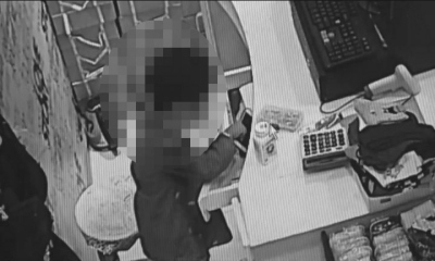 兩小孩在孕婦掩護下偷手機。視頻截圖