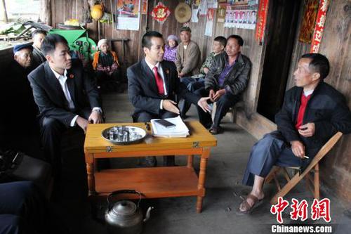資料圖：黃智向當事人釋法說理?！≠Z冬苗 攝