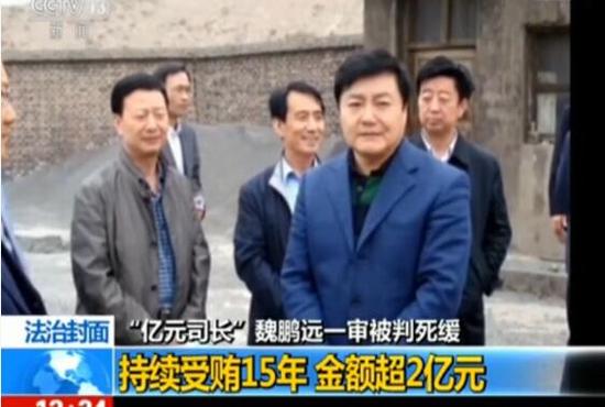 與此同時，辦案人員在房間的壁柜和儲物間里找到了多個拉桿箱和手提袋，里面裝的也全都是現(xiàn)金，其中除了人民幣外，還有大量歐元、美元、港幣和英鎊，無法估量現(xiàn)場到底有多少錢。