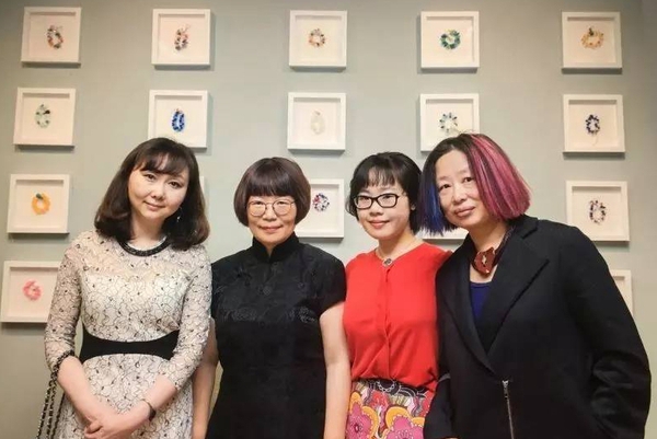 左起：參展藝術(shù)家邵亦楊，展覽總監(jiān)董慧萍副教授，學術(shù)主持傅怡靜博士后與著名藝術(shù)家肖魯女士