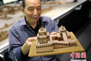 圖為王泰來展示自己的作品。　張遠 攝