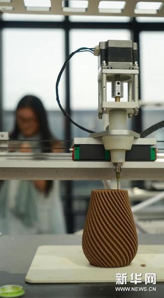 10月19日，3D打印機在打印一件陶瓷作品。