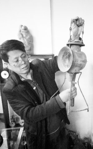 本組圖片攝影 石天蛟  王成武和他的燈具藏品。