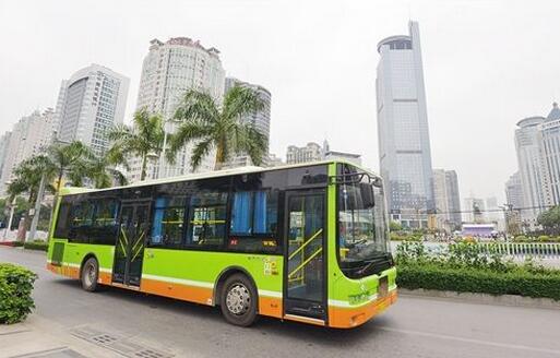 乘客甩出未關(guān)車(chē)門(mén)公交車(chē)
