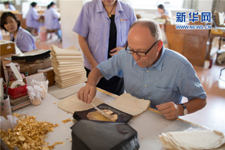 Kim Buck體驗金箔制作工藝。