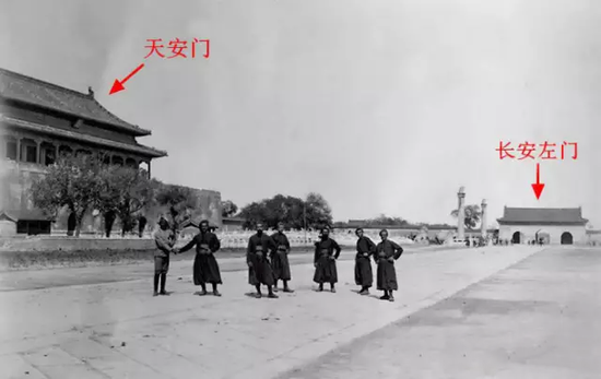 因交通問題，1952年8月將長(zhǎng)安左、右門拆除