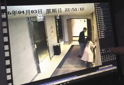 今年4月5日，一女房客在酒店走廊遭陌生男子強行拖拽。資料圖片 監(jiān)控視頻截圖
