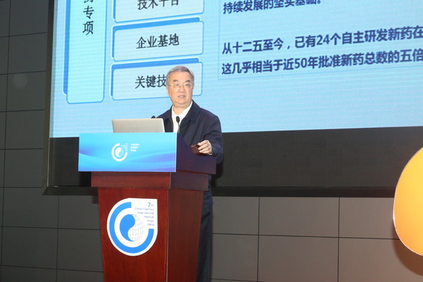 三、十一屆全國人大常委會副委員長桑國衛(wèi)在作主旨發(fā)言。攝影／  顧俊 劉燕