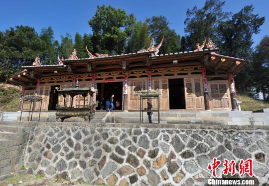 　　圖為在陽春村青龍山下，一座近年返修的“普照堂”即是章公祖師肉身像的供殿。這20年來，盡管章公祖師真身被盜，四方信眾仍朝拜如儀，香火不斷?！埍?攝
