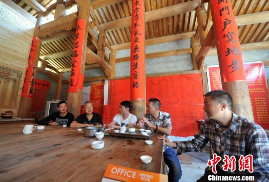 圖為陽春村村民們聚在一起聊章公祖師跨國追討有關(guān)進(jìn)展。　張斌 攝