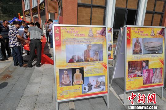 圖為10月28日，福建省大田縣舉行盼望章公祖師早日回歸故里簽名請愿活動?！埍?攝