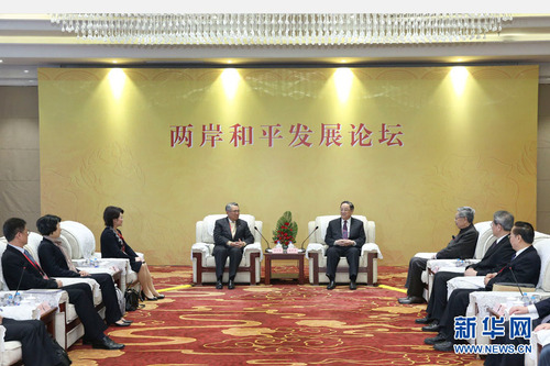 11月2日，中共中央政治局常委、全國(guó)政協(xié)主席俞正聲在北京會(huì)見(jiàn)兩岸和平發(fā)展論壇部分代表和主辦單位負(fù)責(zé)人。 新華社記者龐興雷攝