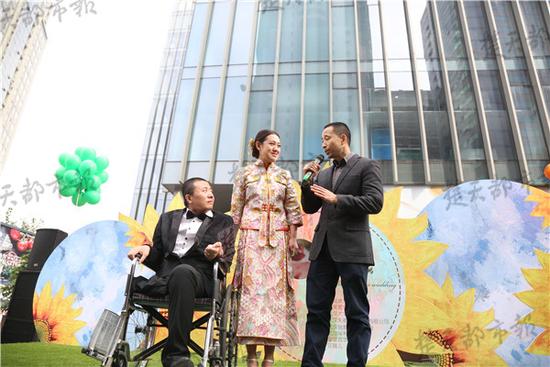 新郎和新娘都是來自東北的“85后”，去年在黃石相識相愛，今年2月領(lǐng)證結(jié)婚，打算5月辦婚禮。不料一場突如其來的災(zāi)難，讓男孩永遠失去了右腿。女孩辭掉工作在醫(yī)院七個多月陪護寸步不離。昨日，兩人在醫(yī)護人員的安排和見證下，舉辦了一場姍姍來遲的婚禮。