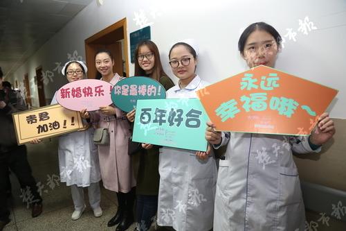 10月27日，榮暢第一次穿上了一身白紗，和李貴君在病房里拍攝婚紗照。從上午一直拍到晚上。兩人不約而同的表示，這是半年多來(lái)最開心的一天。