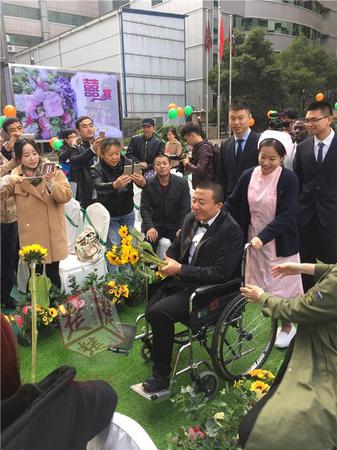 除了親友和醫(yī)護(hù)人員，病區(qū)十余位病友也送來祝福。醫(yī)院骨科的病友，曾經(jīng)跟隨“小蘋果”節(jié)奏在病床上起舞，感動千萬網(wǎng)友的雙腿截肢男孩小海峰（本報(bào)曾報(bào)道），也通過視頻向他們表達(dá)祝福：“叔叔阿姨你們一定要有信心，我和媽媽一起祝你們新婚快樂，永遠(yuǎn)幸福！”