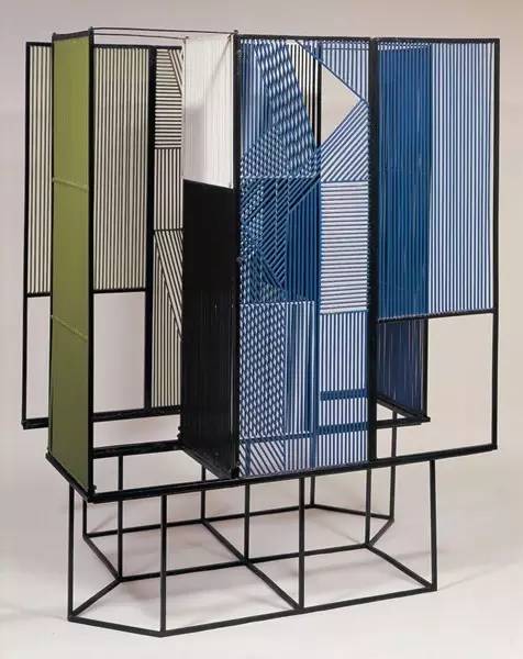 　　《可滲透前（Pre-penetrable）》，杰塞斯?拉斐爾?索托（JesúsRafael Soto），鋼鐵上噴漆，1957年