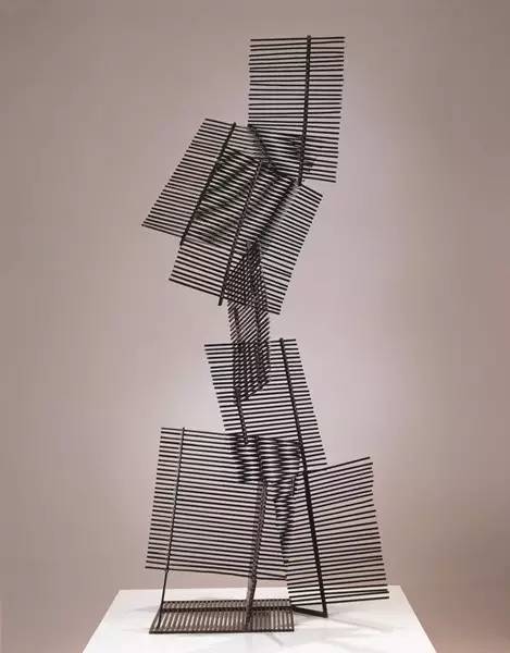 《八個(gè)正方形（Eight Squares）》，蓋格（Gego），鐵上噴漆，1961年