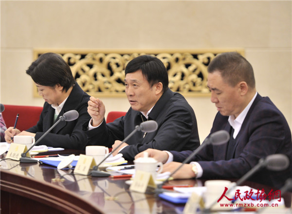 朱曉進(jìn)委員（中）在雙周協(xié)商座談會上發(fā)言。
