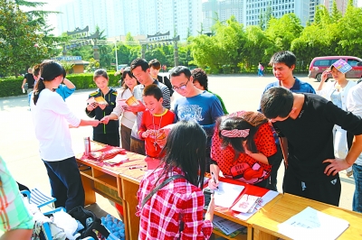 北大文物愛(ài)好者協(xié)會(huì)和寶雞民俗博物館共同舉辦“走近文物 閱美中華”文博知識(shí)普及展。