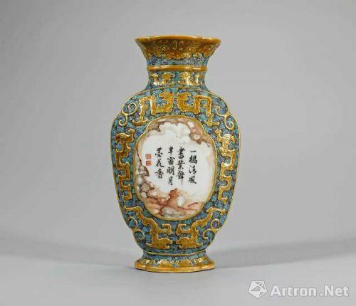 圖4 清乾隆 唐英制仿古銅青綠浮雕 夔龍開光石紋釉詩文壁瓶 中貿(mào)圣佳秋拍拍品 估價(jià)：160萬元至200萬元