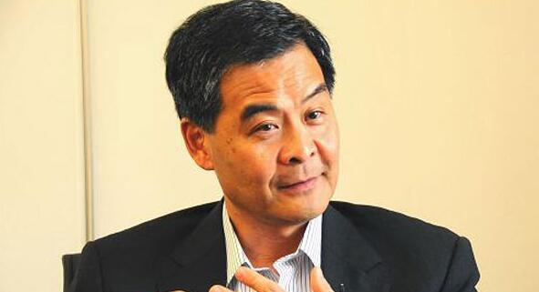 梁振英