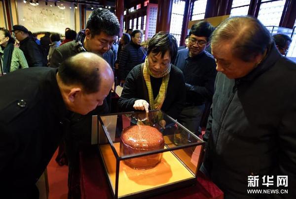 11月13日，觀眾在參觀展出的金漆鑲嵌漆藝精品。1