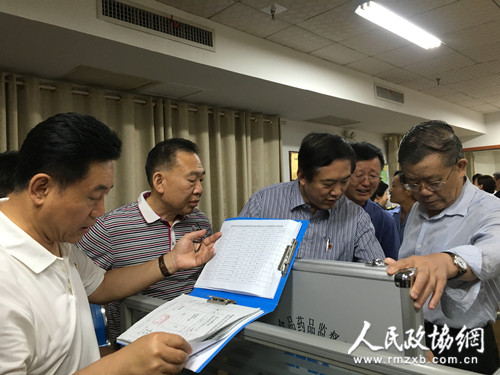 9月9日下午，全國政協(xié)委員們在湖南省湘潭市食品藥品監(jiān)管局岳塘分局高新監(jiān)管所進(jìn)行考察。
