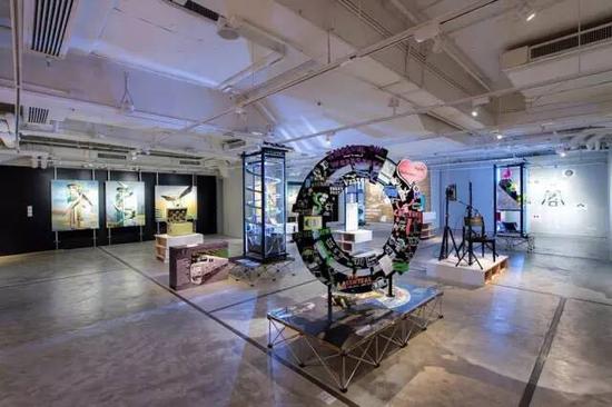 　　K11基金會在2016香港巴塞爾藝博會期間香港臨時展廳展出的《黑客空間》（Hack Space）。圖片：Courtesy of the K11 Art Foundation