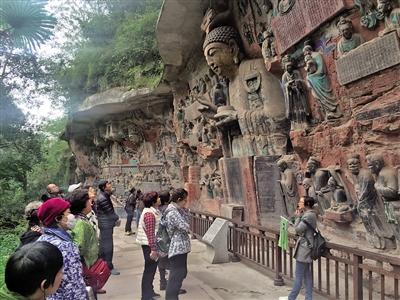 大足石刻一些古代石碑上的文字讓人百思不得其解。 本報記者 甘俠義 攝