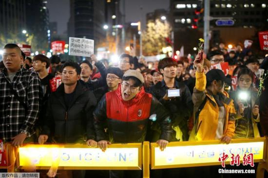 當(dāng)?shù)貢r間11月19日，要求韓國總統(tǒng)樸槿惠下臺的第四次韓國民眾大規(guī)模燭光集會在首爾市等46個地區(qū)舉行。