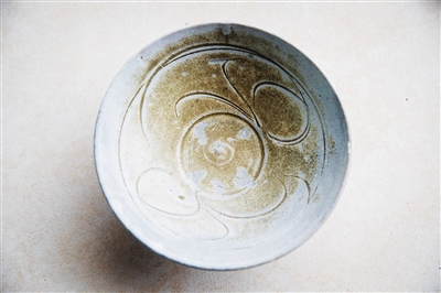 南宋醬釉瓷碗。本版圖片均由海南日?qǐng)?bào)記者 宋國(guó)強(qiáng) 攝