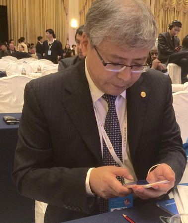 應(yīng)邀出席第九屆全球健康大會(huì)之“市長(zhǎng)論壇”的寧夏回族自治區(qū)銀川市市委常委、副市長(zhǎng)畢俊生在會(huì)上認(rèn)真記錄。     梓涵    攝