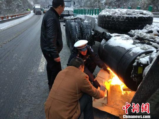 圖為高速交警對滯留車輛進(jìn)行救助?！∥靼步痪咚俅箨?duì)供圖 攝