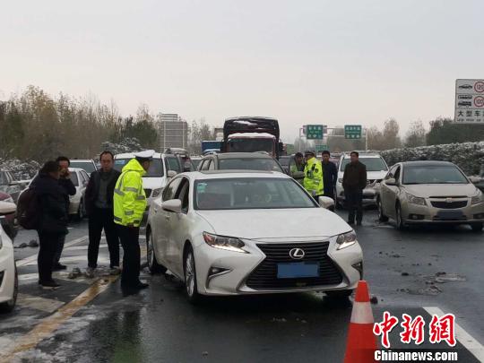 圖為高速交警對車輛進(jìn)行疏導(dǎo)。　西安交警高速大隊(duì)供圖 攝