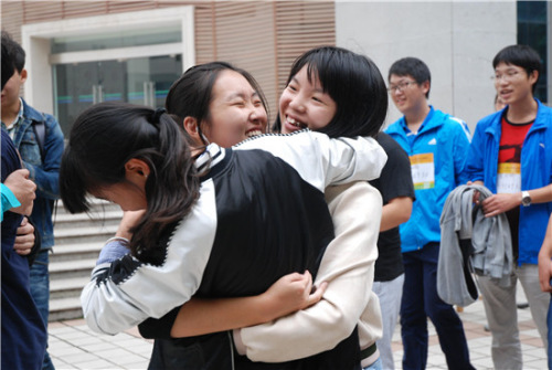  10月16日，湖北大學“迷馬”挑戰(zhàn)后，挑戰(zhàn)者高興地抱在一起，友情在“迷馬”挑戰(zhàn)現(xiàn)場綻放。章雪妮／攝