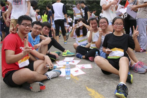  10月23日，福建師范大學，“迷馬”選手挑戰(zhàn)后在休息處合影留念，他們臉上露出挑戰(zhàn)成功的喜悅。蘇澤汗／攝